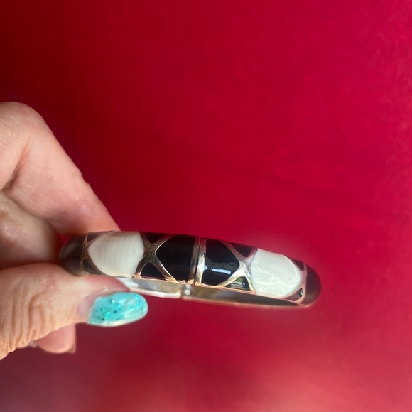 Fun Black, off-white, silver enamel hinged Bangle Bracelet - Picture 3 of 4